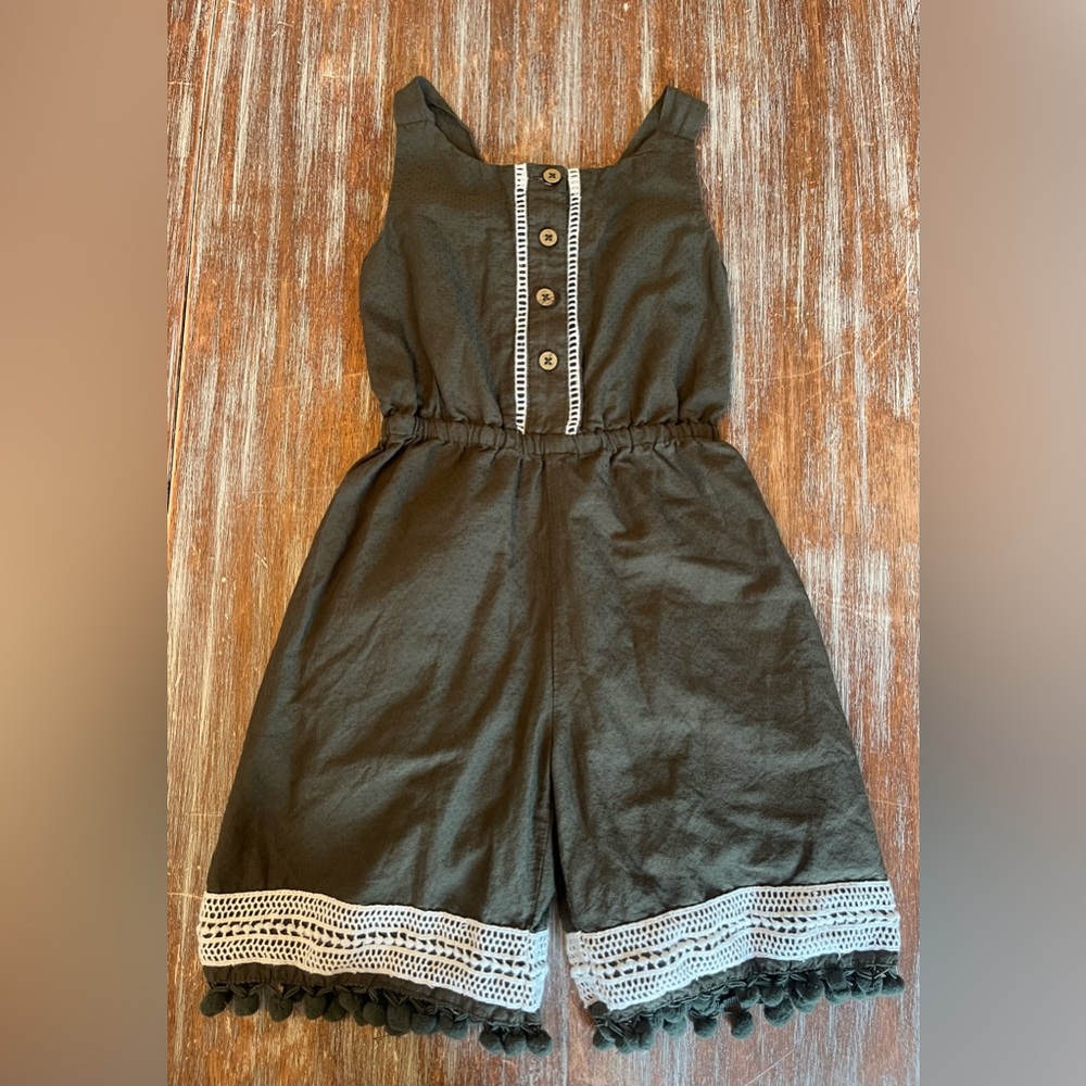 Like new Forest green Tommy Bahama romper size 2T.